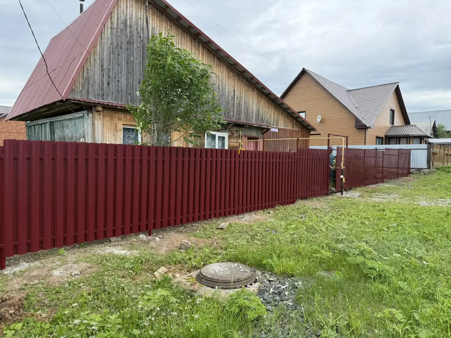 Забор из евроштакетника 24м RAL3005/3005 Красное Вино двусторонний фото 3 в Липецке