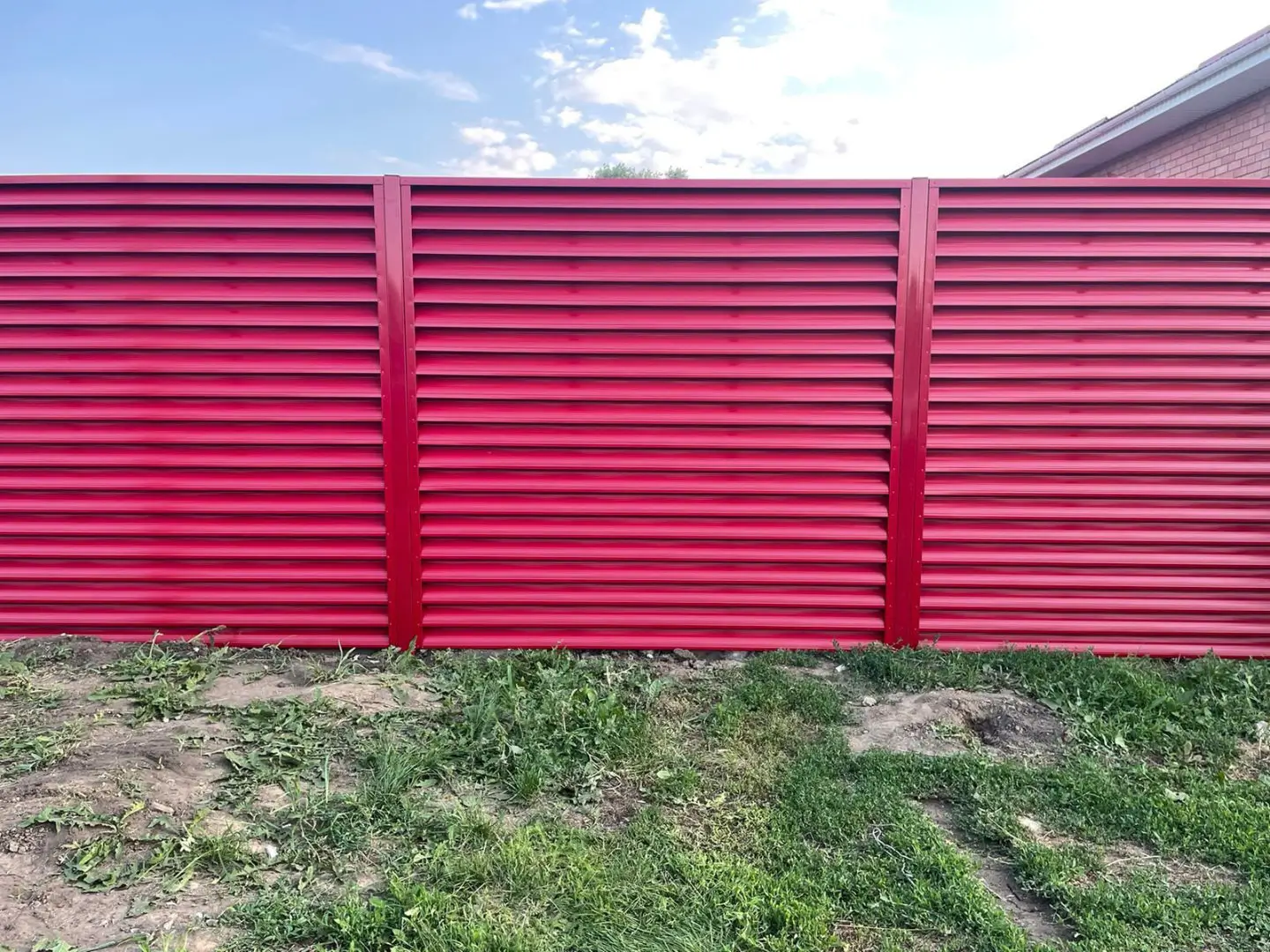 Забор-жалюзи из ламелей Еврожалюзи 24м RAL3003 Рубин в Липецке