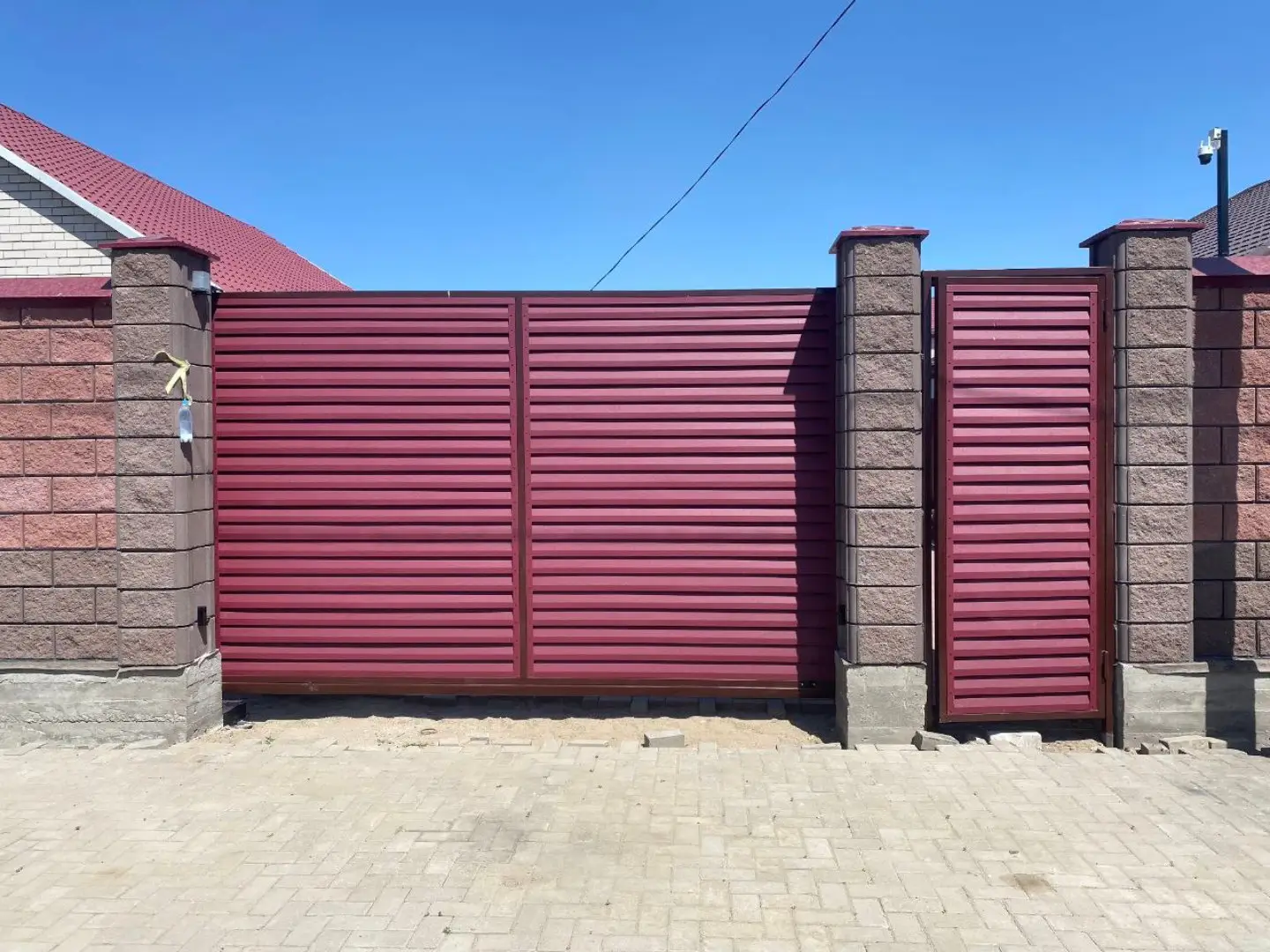 Входная группа из ламелей Реснички RAL3005 Красное Вино Rooftop Бархат в Липецке