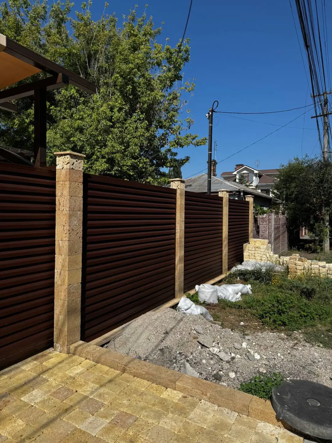 Забор-жалюзи из ламелей Реснички 12м RAL8017 Шоколад МАТТЕ фото 6 в Липецке