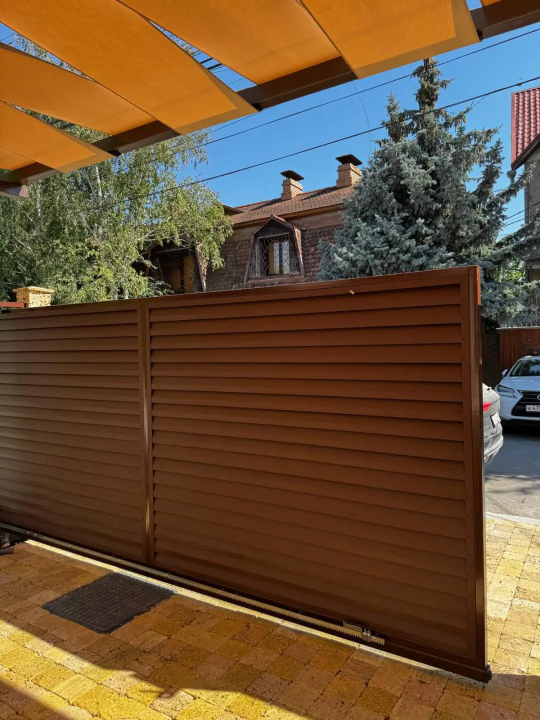 Забор-жалюзи из ламелей Реснички 12м RAL8017 Шоколад МАТТЕ фото 3 в Липецке