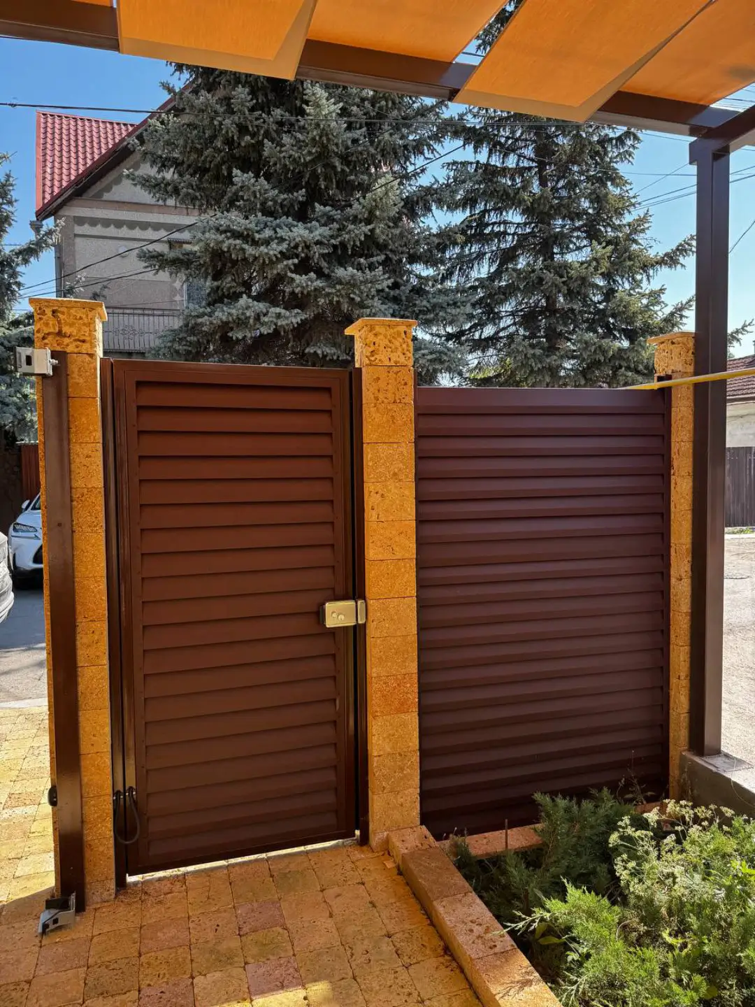 Забор-жалюзи из ламелей Реснички 12м RAL8017 Шоколад МАТТЕ фото 1 в Липецке
